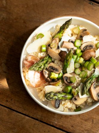 Risotto d'asperges, coppa et champignons