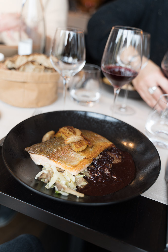 Restaurant le Bistronome à Arbois, Jura - Pavé de truite rose et sa sauce au vin rouge, effeuillé de pomme de terre et sauté de chou chinois, pleurote