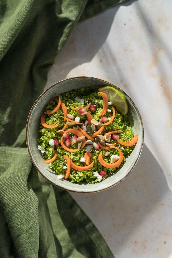 Comment faire un taboulé sans gluten ? Découvrez le taboulé de brocoli, grenade, feta et carotte - recette végétarienne