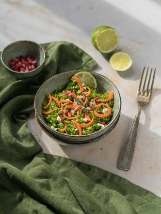 Comment faire un taboulé sans gluten ? Découvrez le taboulé de brocoli, grenade, feta et carotte !