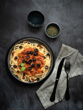 Recette de pâtes au thon, sauce tomate maison, olives et tomates séchées - recette été