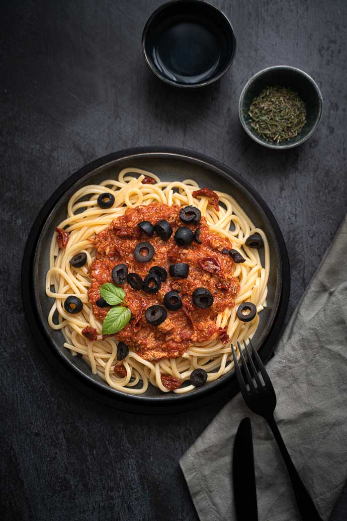 Recette de pâtes au thon, sauce tomate maison, olives et tomates séchées - recette sans viande