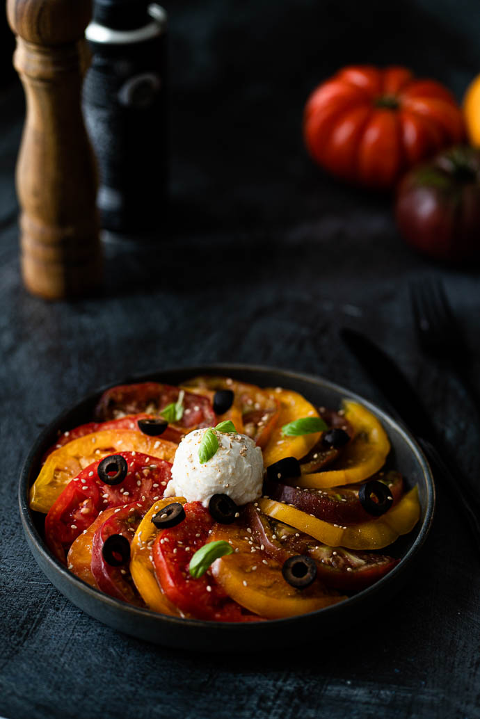 Tomates Marmande - recette de carpaccio de tomates, basilic, mozzarella, sésame et olives