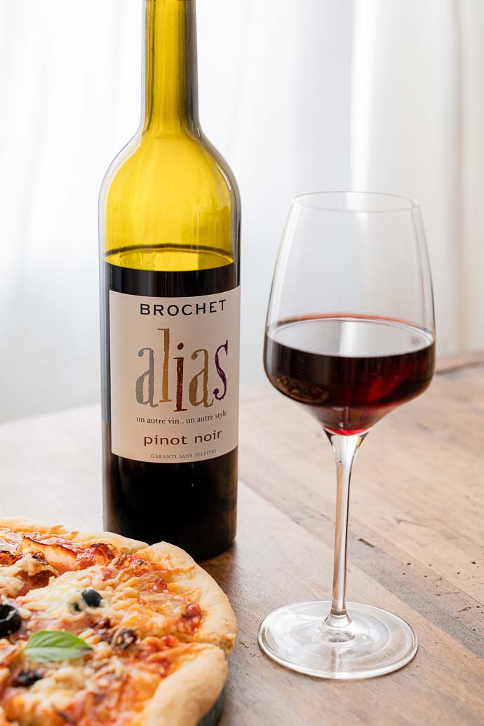 Que boire avec sa pizza à base de tomates ? Du Pinot Noir sans sulfites évidement ! Découvrez le Alias Pinot Noir de Amplidae Brochet 