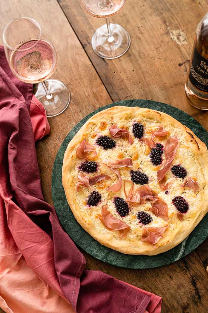 Recette de pizza maison - crème d'artichauts, mûres et prosciutto