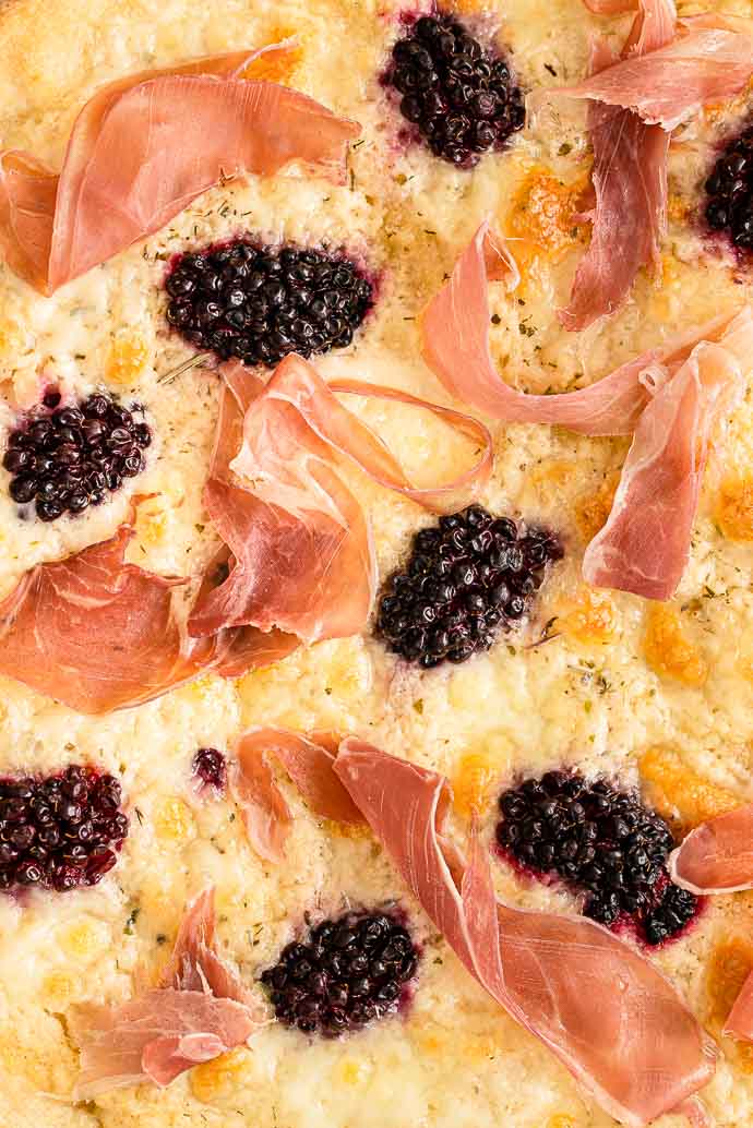 Recette de pizza maison - crème d'artichauts, mûres, mozzarella et prosciutto