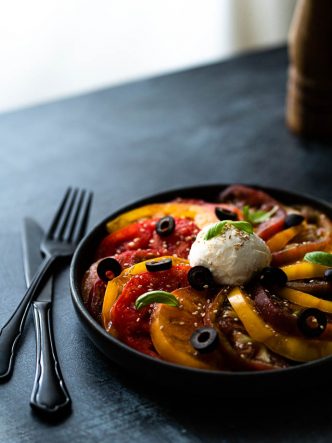 Tomates Marmande - recette de carpaccio de tomates, basilic, mozzarella, sésame et olives