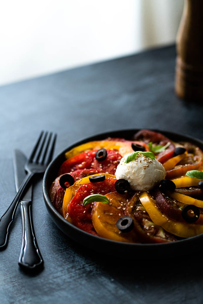 Tomates Marmande - recette de carpaccio de tomates, basilic, mozzarella, sésame et olives