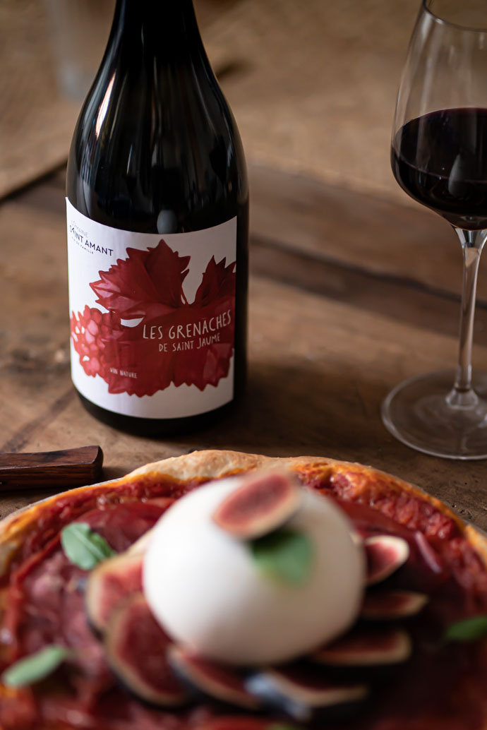 Domaine Saint Amant - Vin Beaumes de Venise rouge - Les Grenaches de Saint Jaume 2019, parfait avec cette pizza à la burrata crémeuse et aux figues