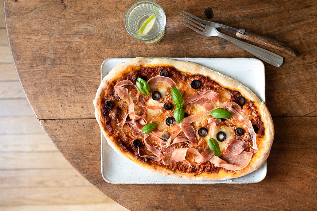 Comment faire sa pizza maison au pesto rosso, prosciutto, mozzarella & olives ? 
