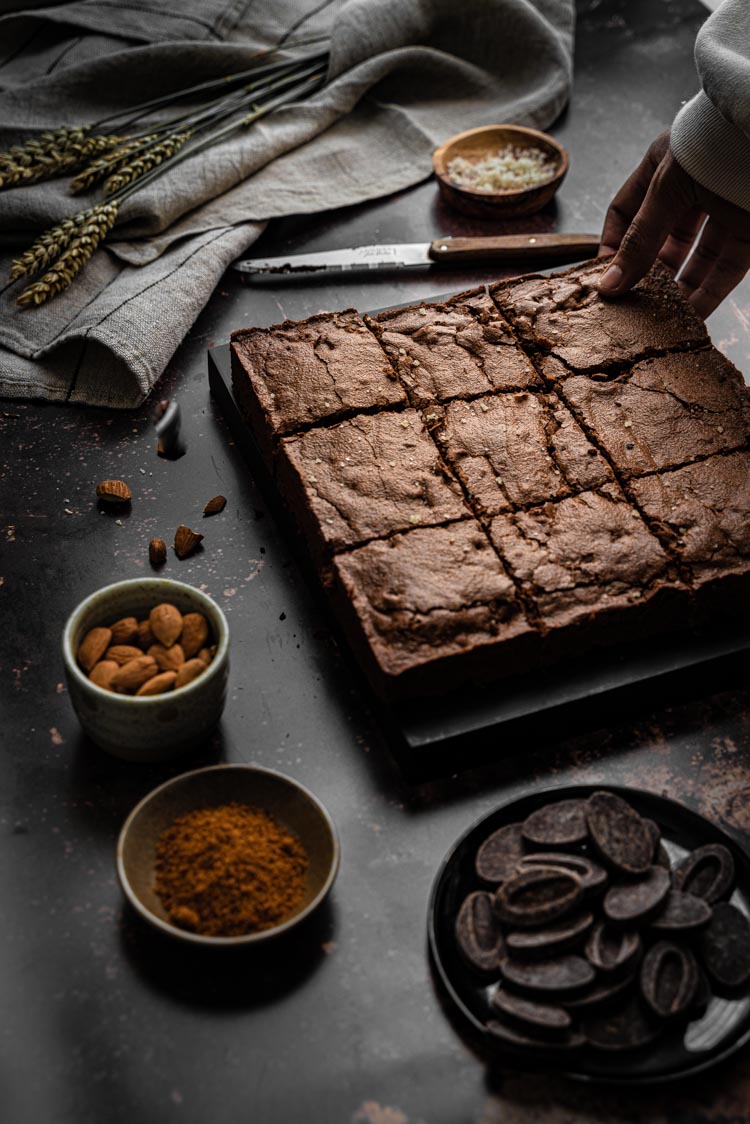 Faire des brownies fondants au chocolat noir, cannelle, noix et amandes