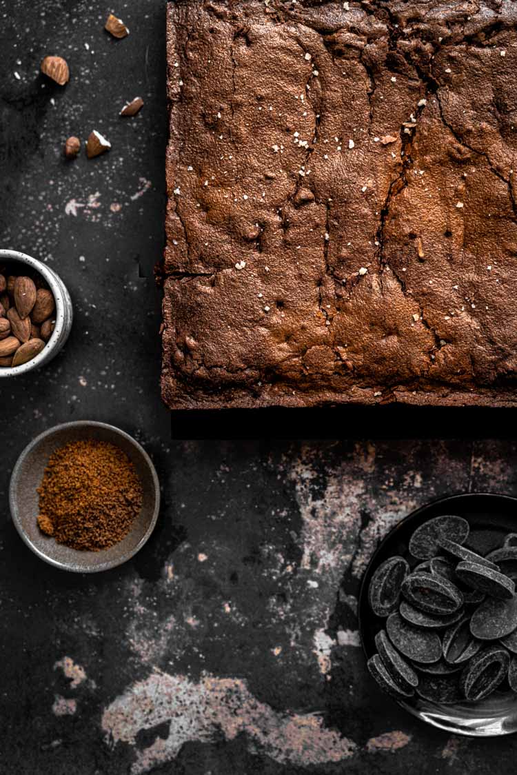 brownies fondants au chocolat noir, cannelle, noix et amandes