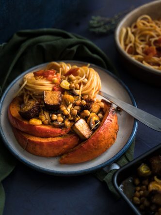 Courge rôtie au four, tofu fumé et ses pâtes à la tomate - recette sans lactose