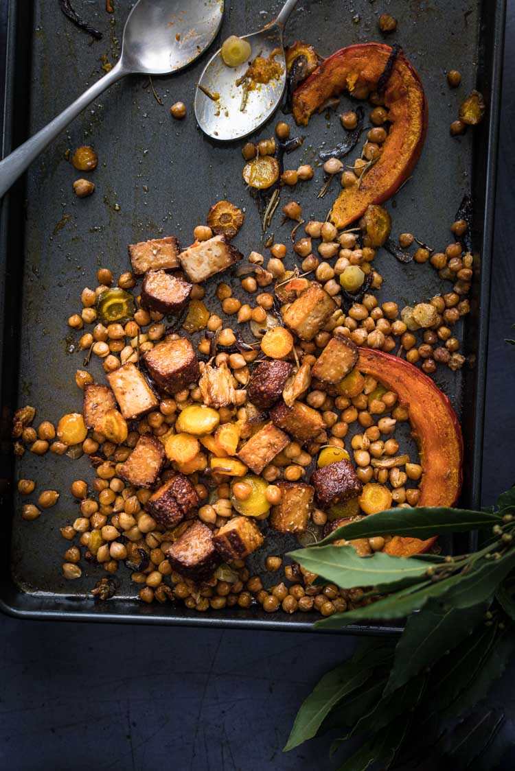 Courge et carottes d'automne rôtis au four, tofu fumé et pois chiches - recette végane