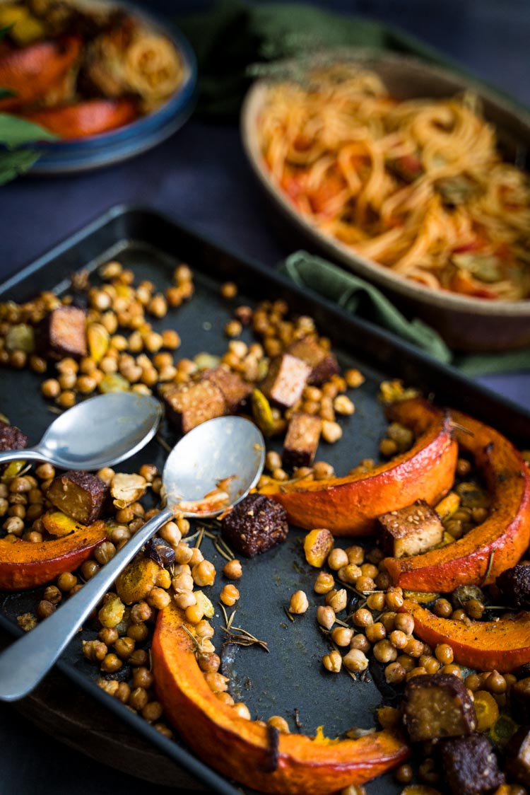 Légumes d'automne rôtis au four, tofu fumé et pois chiches - recette sans lactose