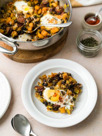 Apprenez à faire un breakfast hash à l'anglaise, avec des butternuts, chorizo et oeuf !