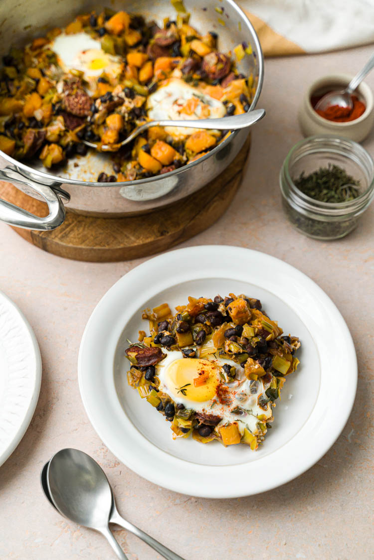 Apprenez à faire un breakfast hash à l'anglaise, avec des butternuts, chorizo et oeuf !