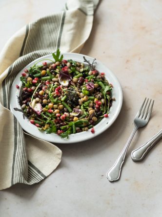 Salade d'hiver aux légumineuses et haricots verts croquants - sans lactose, végan, végétarien