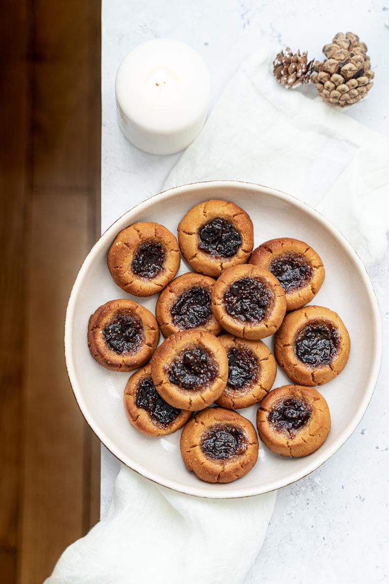 Recette de biscuits végétaliens au beurre de cacahuètes et confiture de figue - facile à faire