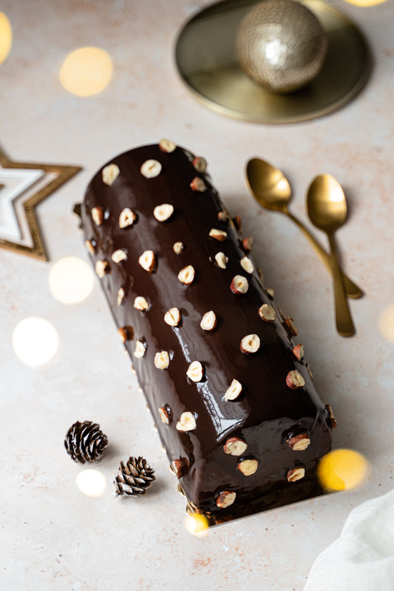 Bûche sans lait, ni beurre au chocolat noir, framboise et noisette.