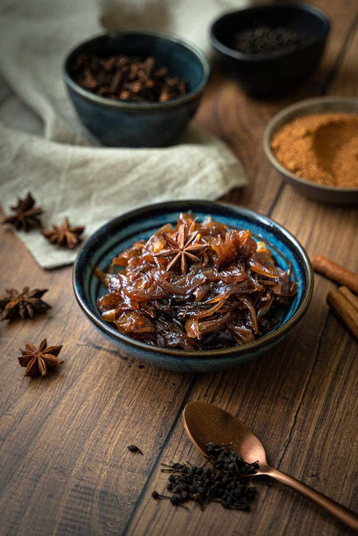 Faire son confit d'oignons aux épices, recette facile et sans lactose ni gluten, ni alcool