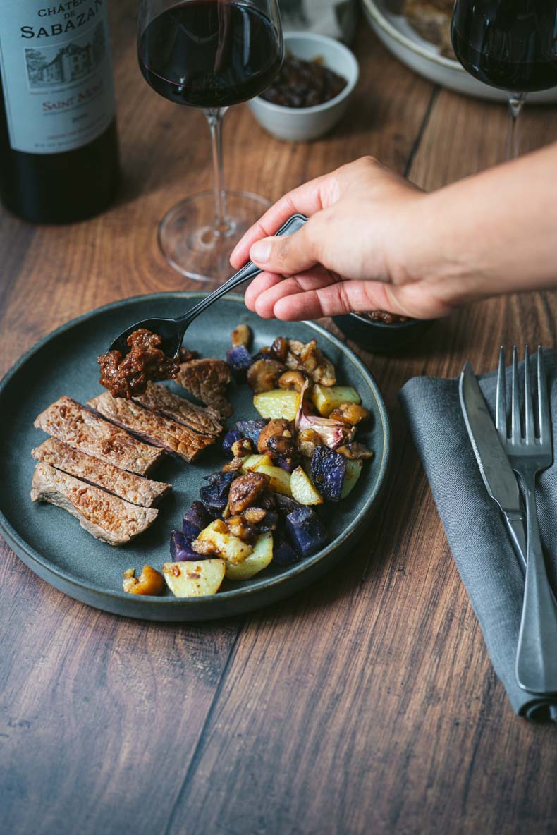 Utilisez vos sucs de cuisson, de l'alcool et un chutney aux coings pour obtenir une sauce délicieuse