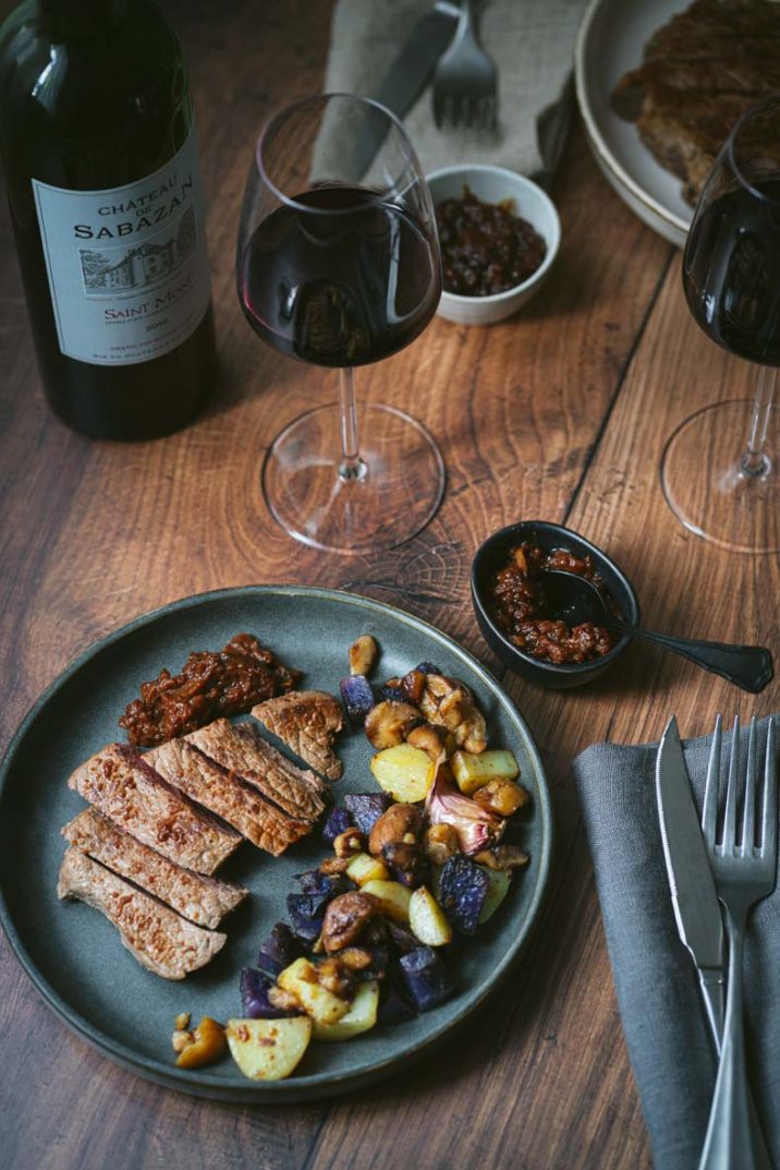 Pavé de rumsteck, duo de pommes de terre, châtaignes et chutney aux coings