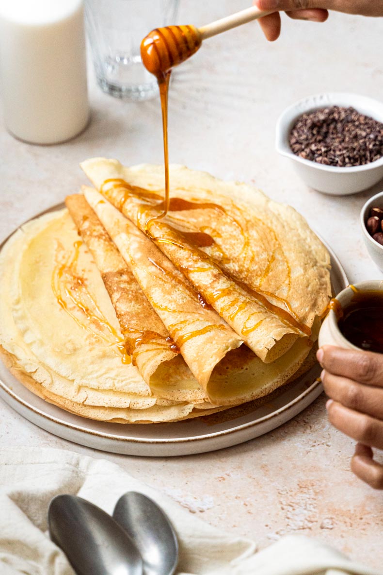 Garnissez vos crêpes de miel et de quelques noisettes pour apporter du gourmand à votre Chandeleur !