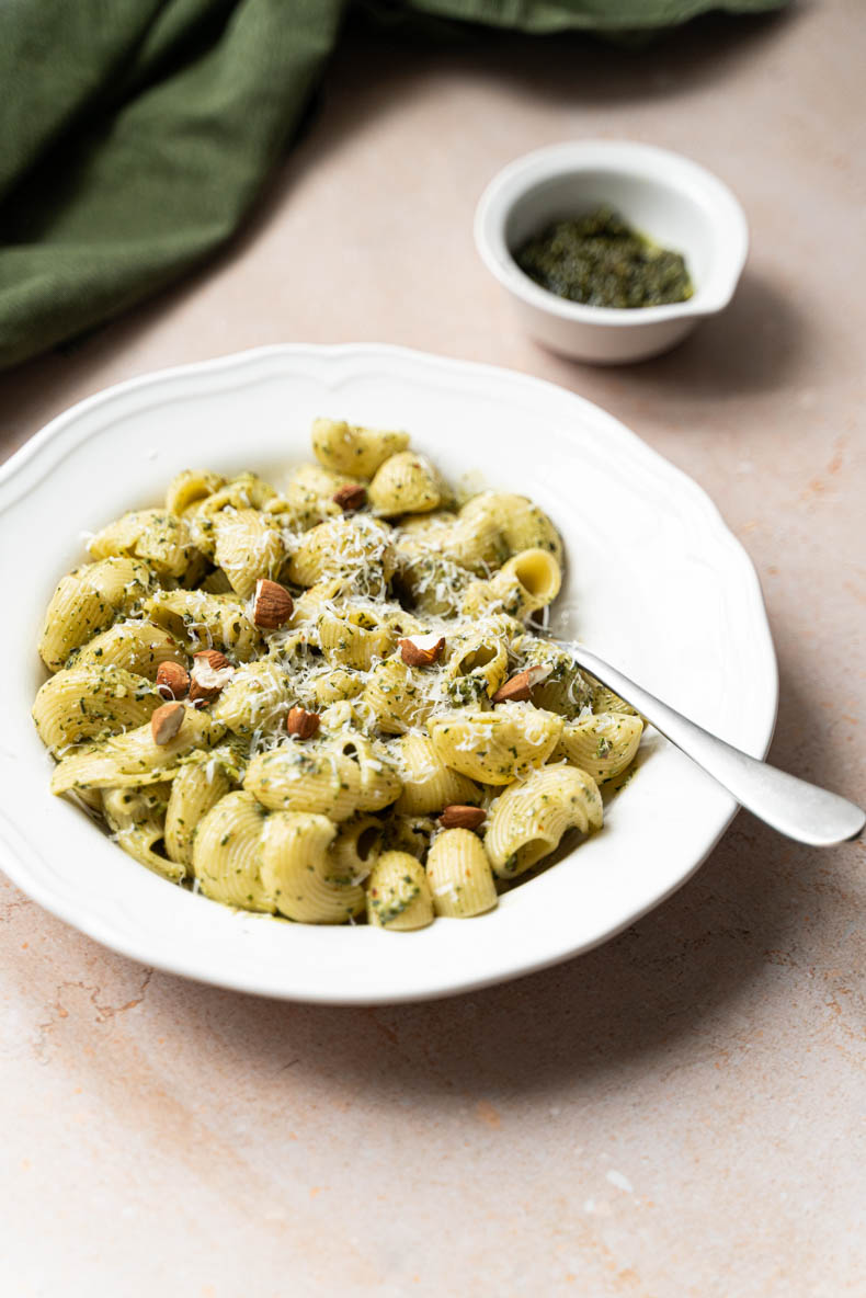 Faire un plat de pâtes réconfortant 0 déchets avec un pesto de fanes de carottes, amandes & chanvre