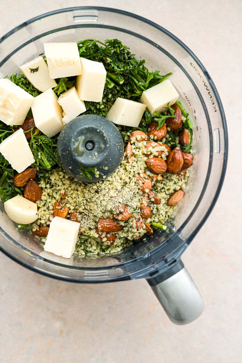 Pesto de fanes de carottes maison, au chanvre, parmesan et amandes