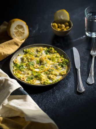 Recette de la salade de cédrats, aux olives & herbes fraîches.