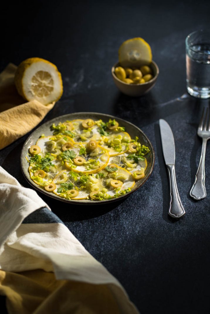 Recette de la salade de cédrats, aux olives & herbes fraîches.