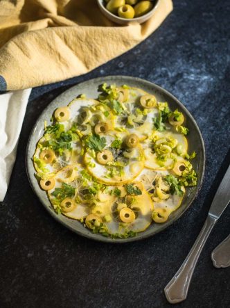 Recette de la salade de cédrats, aux olives & herbes fraîches.