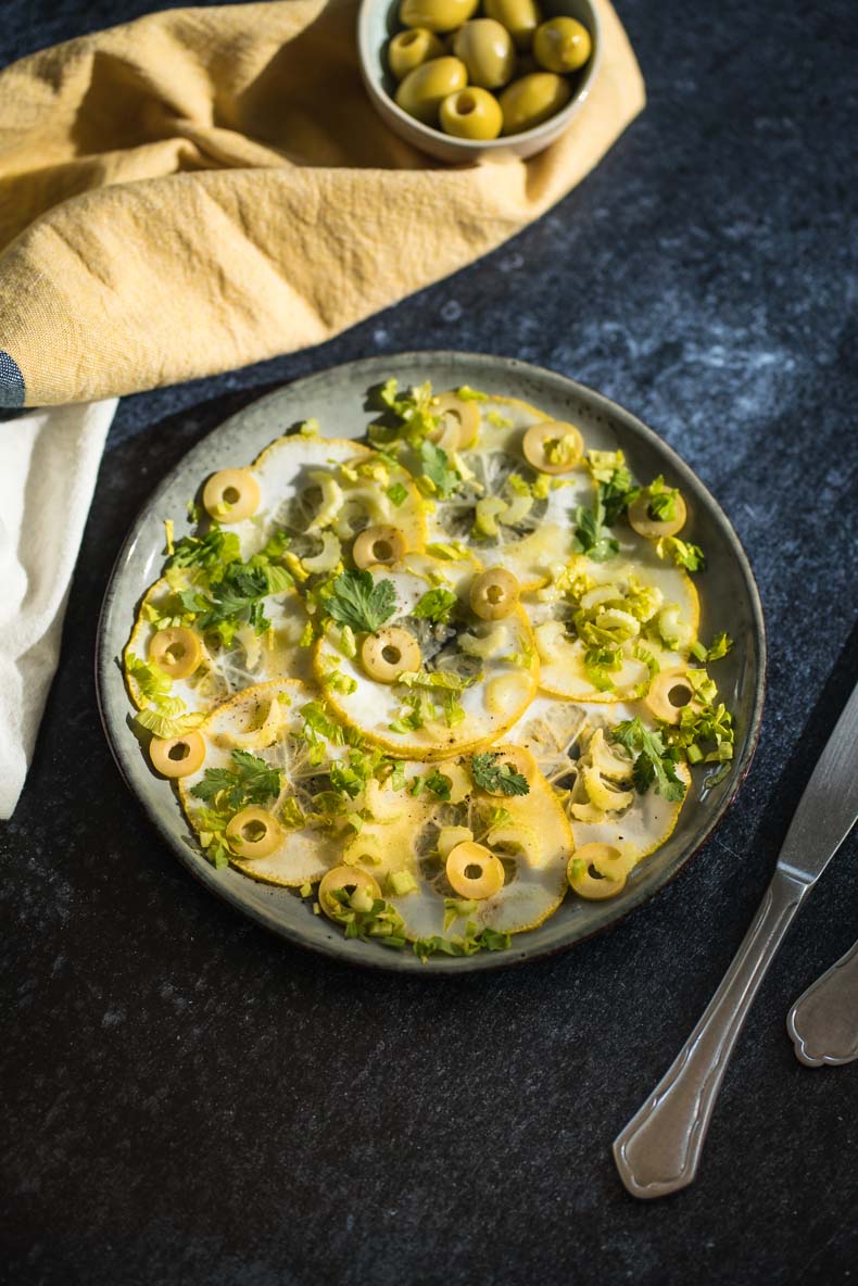 Recette de la salade de cédrats, aux olives & herbes fraîches.