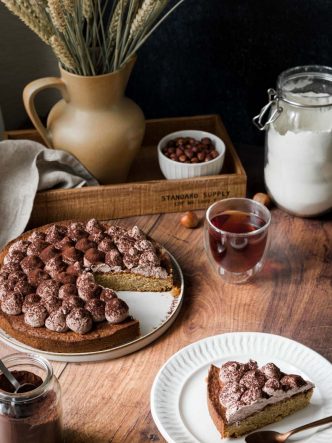 Gâteau parfumé à la noisette, citron confit et chantilly végétale