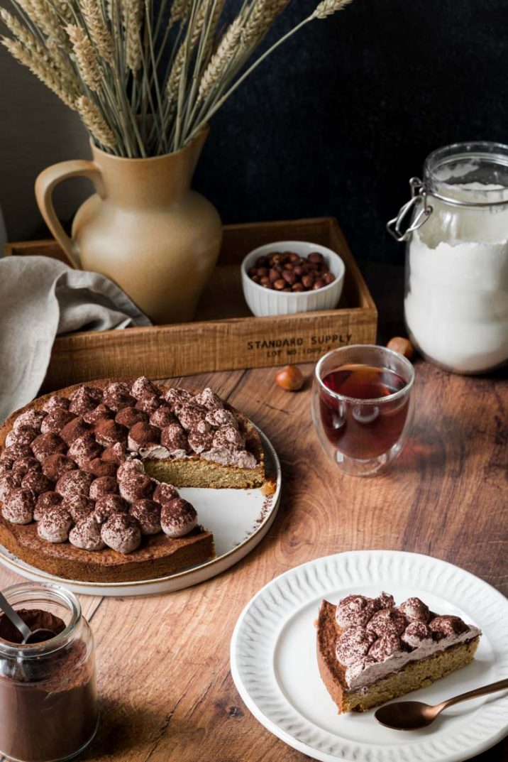 Gâteau parfumé à la noisette, citron confit et chantilly végétale