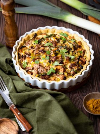 Tarte salée aux poireaux, girolles & tofu fumé - recette sans lactose