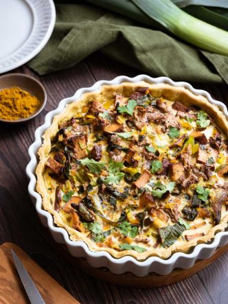 Tarte salée aux poireaux, girolles & tofu fumé - recette sans lait animal