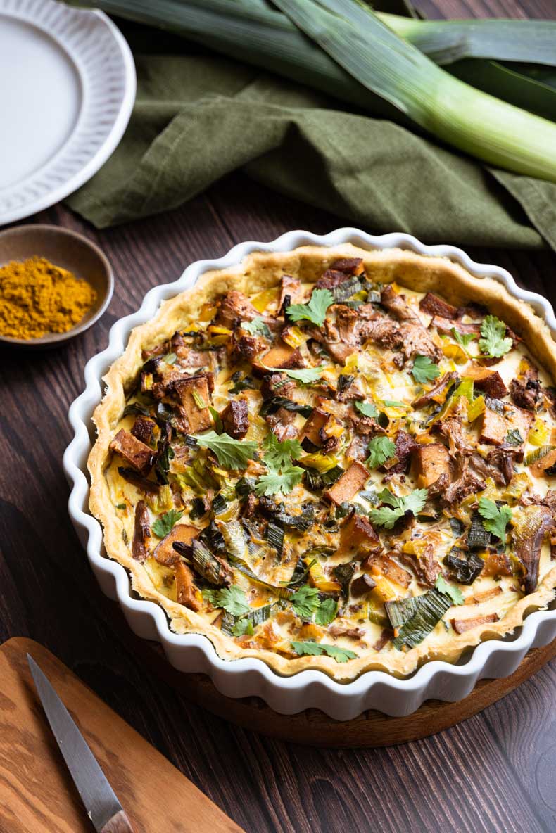 Tarte salée aux poireaux, girolles & tofu fumé - recette sans lait animal