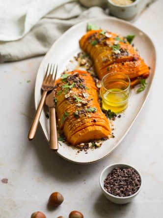 Butternut Hasselback à la noisette, sirop d'érable et cacao