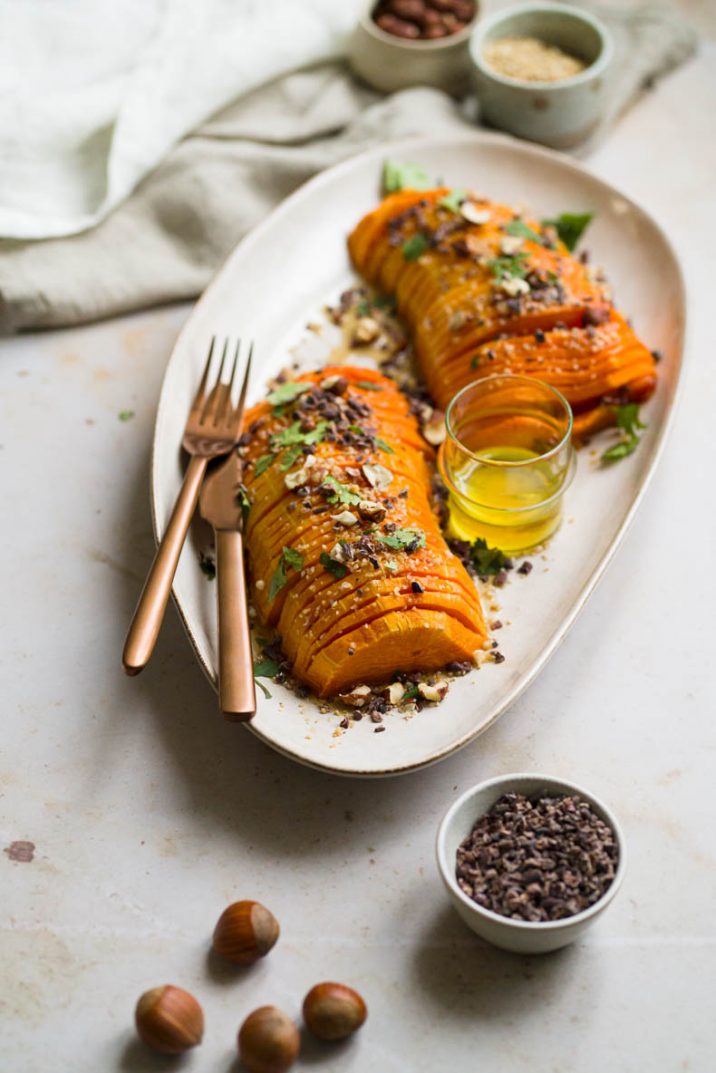 Butternut Hasselback à la noisette, sirop d'érable et cacao