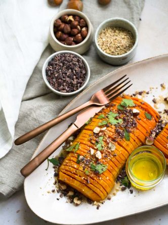 Faites une courge butternut façon Hasselback pour le repas ! - recette végétarienne, végétalienne et sans lactose