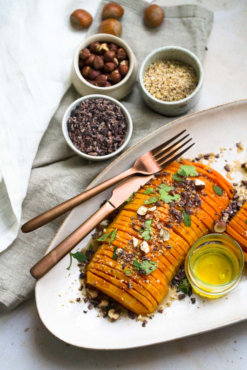 Faites une courge butternut façon Hasselback pour le repas ! - recette végétarienne, végétalienne et sans lactose