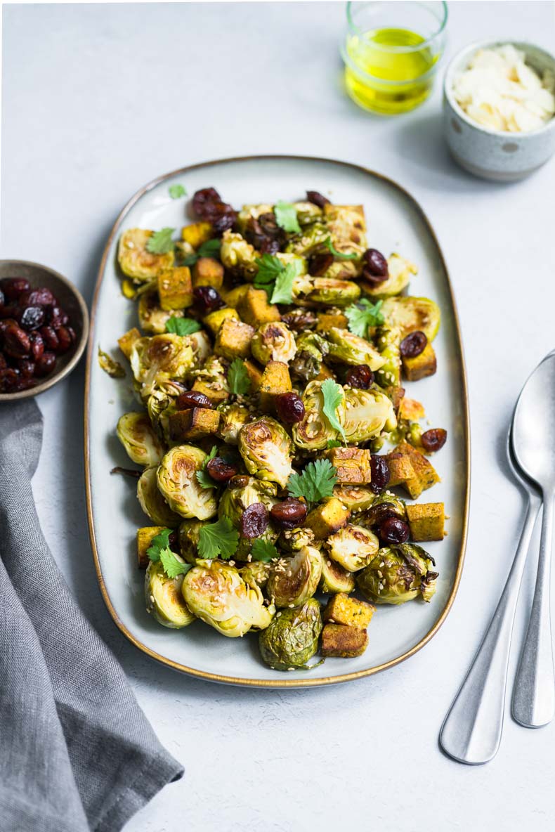 Choux de Bruxelles rôtis aux cranberries, amandes effilées et tofu à la mangue