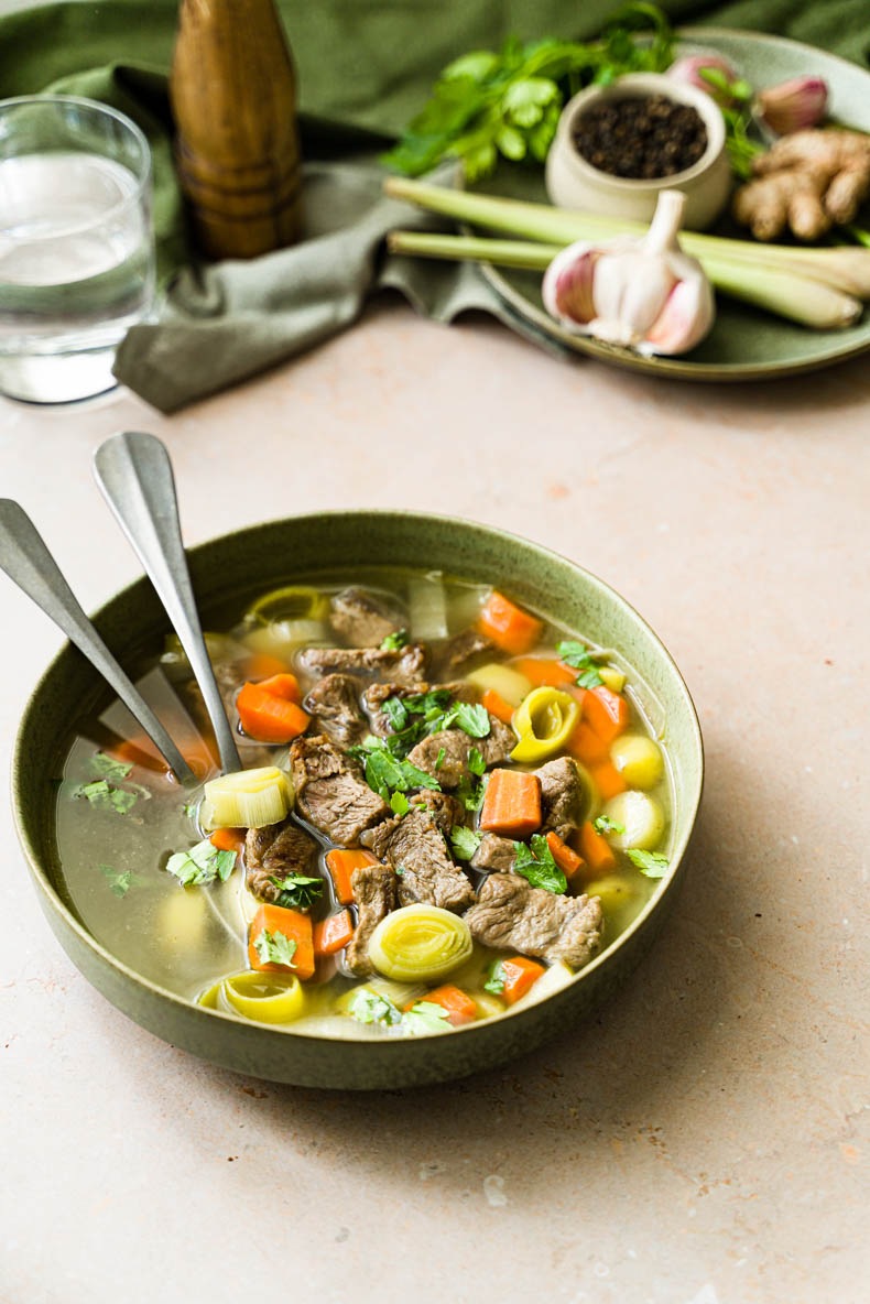 Bouillon de légumes à l'asiatique & paleron de boeuf - plat réconfortant et sain