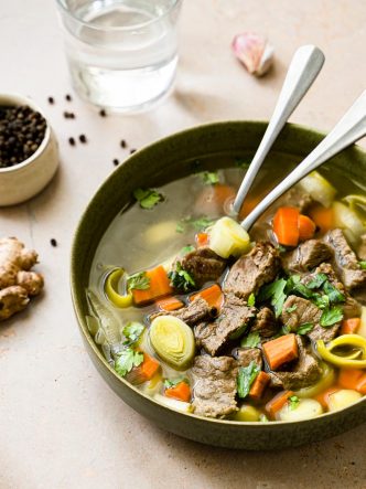 Bouillon de légumes à l'asiatique & paleron de boeuf