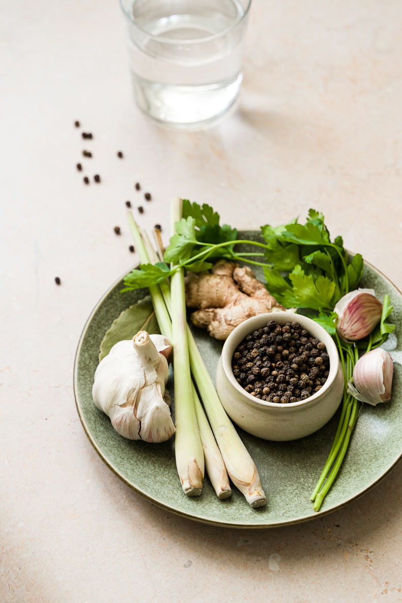 Des épices, essentielles pour un bouillon de légumes ou de viandes, maison