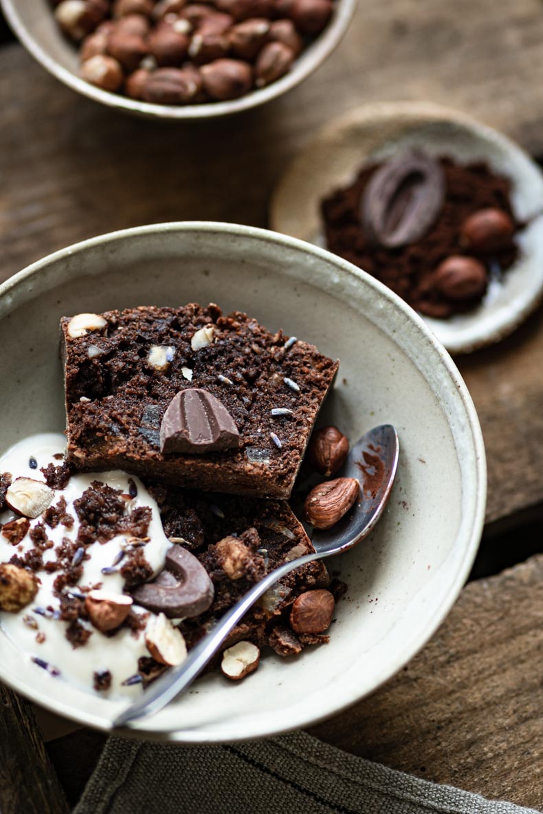 Cake au chocolat, écorces d'orange, épices et fruits secs