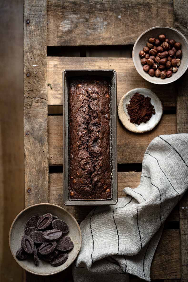 Cake au cacao en poudre, noisette & pâte d'amandes