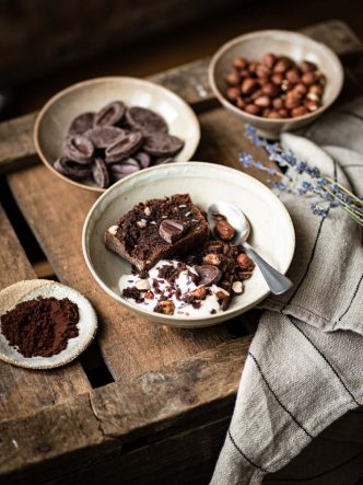 Recette de dessert avec un cake au chocolat, du yaourt et quelques noisettes - sans lactose, sans beurre